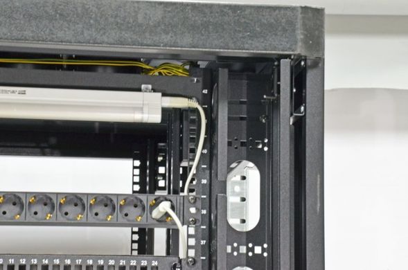Боковой организатор кабеля с крышкой, для шкафов MGSE 45U, black UA-MGSESM45B